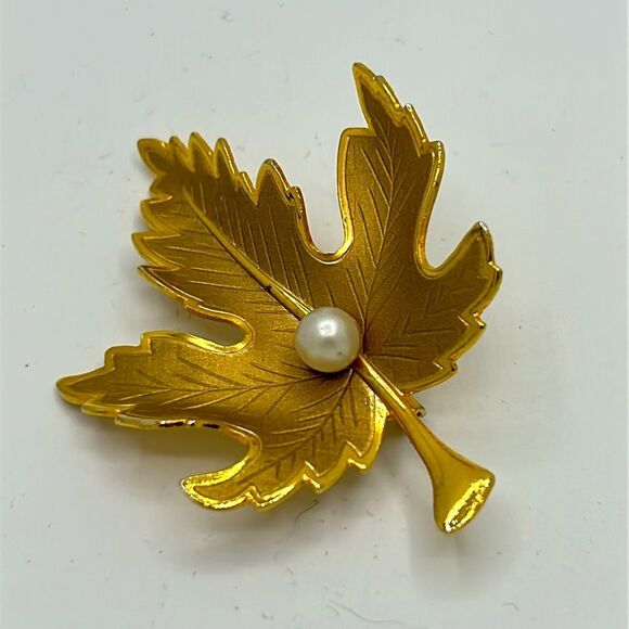 4 vintage Gold tone leaf brooches/pins - Picture 4 of 7